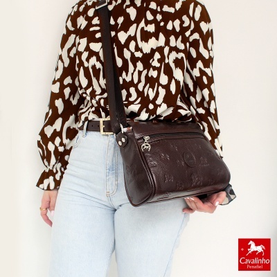 Mala tiracolo em couro castanho escuro com padrão texturizado