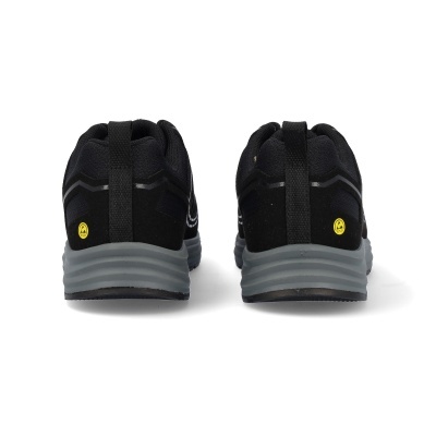 Par de ténis pretos com sola cinzenta e logótipo amarelo vista traseira