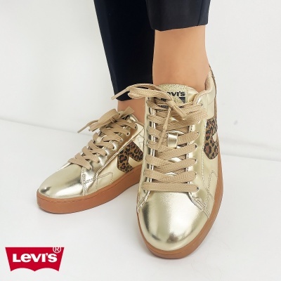 Ténis Levi's dourados com padrão animal print e atacadores bege