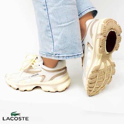 Ténis Lacoste creme e bege com sola grossa e textura, usados com calças de ganga claras