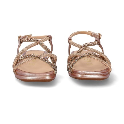 Sandálias douradas femininas com pedras decorativas sobre fundo branco