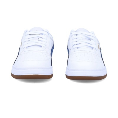Par de sapatilhas brancas com detalhes azuis e sola castanha
