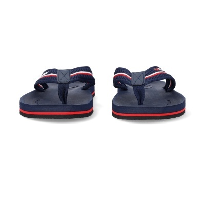 Chinelos azuis com tiras de tecido às riscas em azul, branco e vermelho