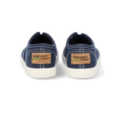 Ténis de lona azul escuro com sola branca e etiqueta PABLOSKY green SYSTEM®
