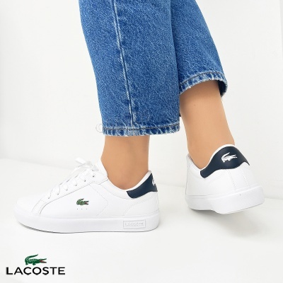 Sapatilhas desportivas brancas Lacoste com detalhes em azul escuro no calcanhar e logo de crocodilo