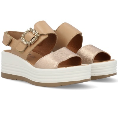 Sandálias de cunha bege e dourado com fivela decorativa e sola branca.