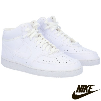 Par de sapatilhas Nike Air Jordan brancas sobre fundo branco com logótipo Nike