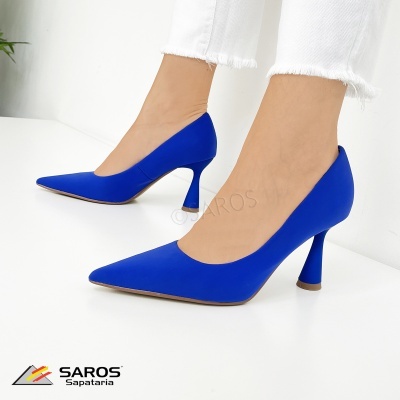 Sapatos de salto médio azul com bico fino e calças brancas desfiadas