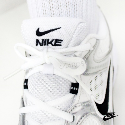 Ténis branco Nike com logotipo preto e cadarço atado