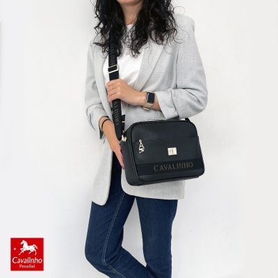 Mala preta em pele com logótipo metálico CAVALINHO e alça preta com inscrição CAVALINHO