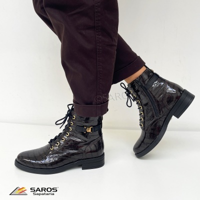 Botas pretas de cano médio com padrão de pele de crocodilo e atacadores.