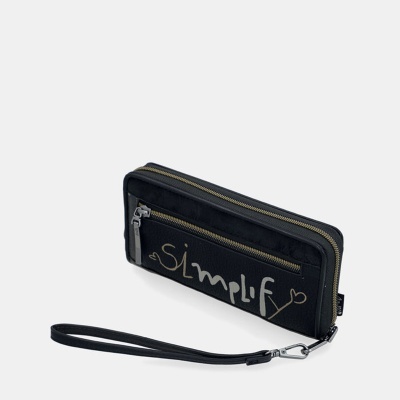 Carteira preta com zíper dourado e escrita 'Simplify' com alça para pulso