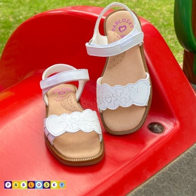 Sandálias infantis brancas Pablosky com corações em assento vermelho