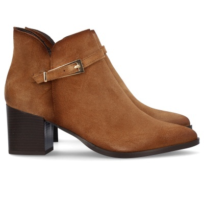 Botas castanhas de camurça com salto médio e fivela dourada