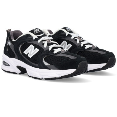 Ténis New Balance pretos com detalhes cinzentos e brancos e sola branca