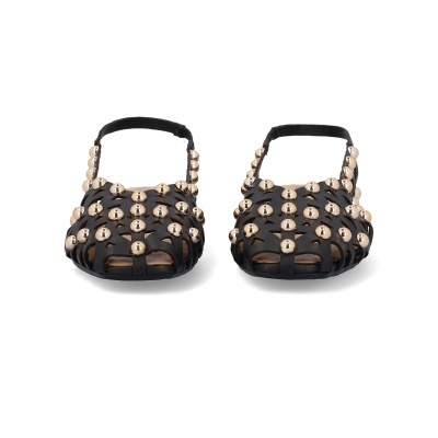 Sandálias pretas com decoração de esferas metálicas douradas