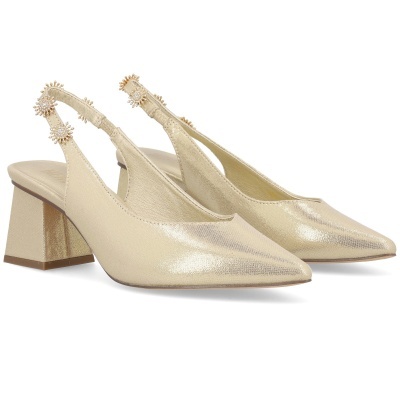 Sapatos dourados de senhora com salto médio e tiras decoradas