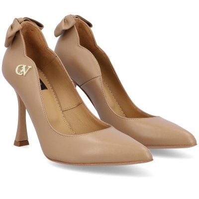 Sapatos de salto alto femininos bege com laço e logótipo CV