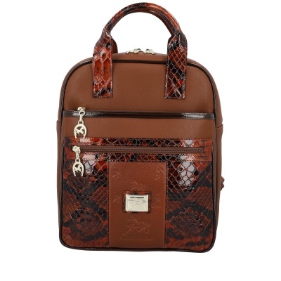 Mochila castanha com padrão de pele de cobra e fechos dourados
