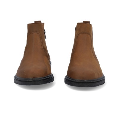 Botas castanhas em couro com sola preta e fecho lateral