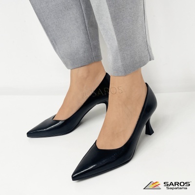 Sapatos de salto alto pretos verniz com bico fino em fundo branco