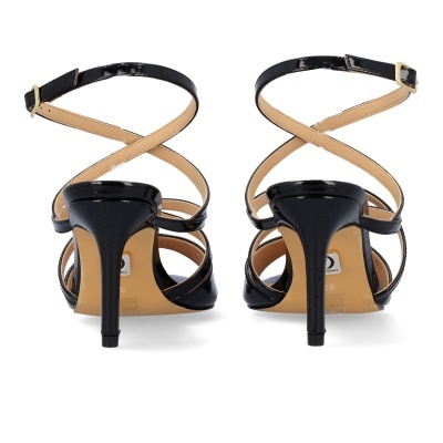 Sandálias pretas de salto alto com tiras cruzadas e fivela dourada