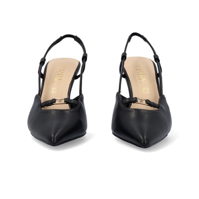 Sapatos pretos de couro com biqueira fina e alças finas em fundo branco.