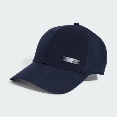 Boné desportivo azul escuro com placa metálica preta e logótipo