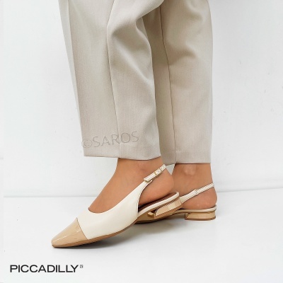 Sapatos slingback bege e creme com salto baixo e detalhe metálico, usados com calças bege claras