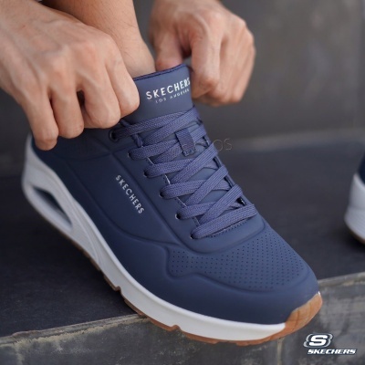 Ténis azul escuro Skechers com atacadores e sola branca