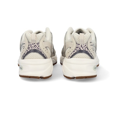 Sapatilhas desportivas brancas com padrão animal print roxo na parte traseira