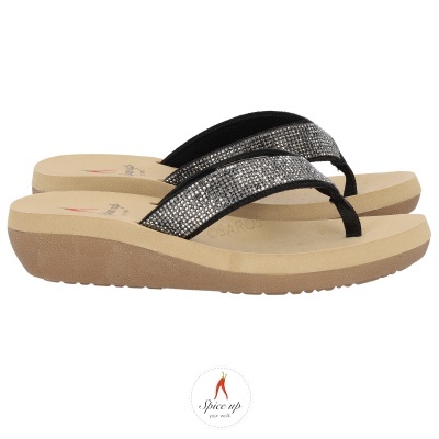 Chinelos tipo sandálias de dedo com sola bege e tiras pretas com pedras brilhantes