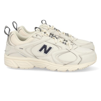 Sapatilhas New Balance 408 creme com detalhes pretos e sola robusta