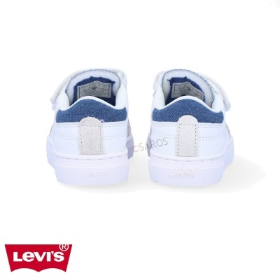 Par de sapatilhas LEVI'S brancas com detalhes azuis vistas de trás