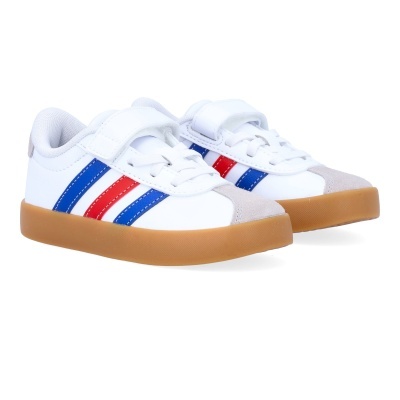 Sapatilhas infantis brancas com riscas azuis e vermelhas e sola castanha