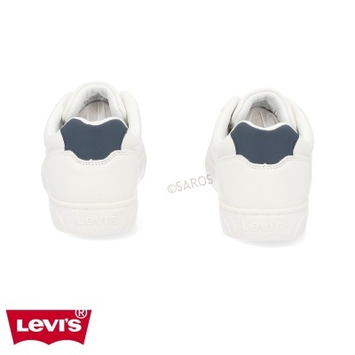 Sapatilhas brancas Levi's com detalhe cinzento escuro no calcanhar vistas de trás