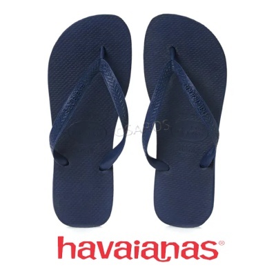 Chinelos de dedo Havaianas azul escuro com logotipo vermelho em fundo branco