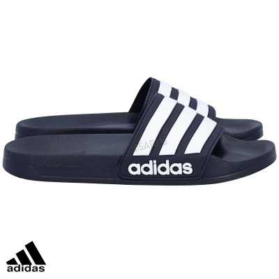 Chinelos Adidas azul escuro com riscas brancas e logo