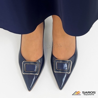 Sapatos de verniz azul escuro com fivela quadrada metálica
