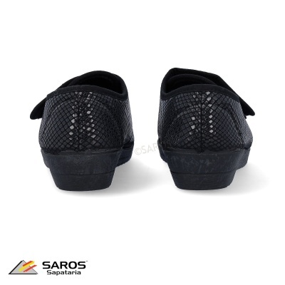 Par de sapatilhas pretas texturizadas vistas de trás