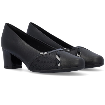 Sapatos pretos de salto médio com detalhe em verniz