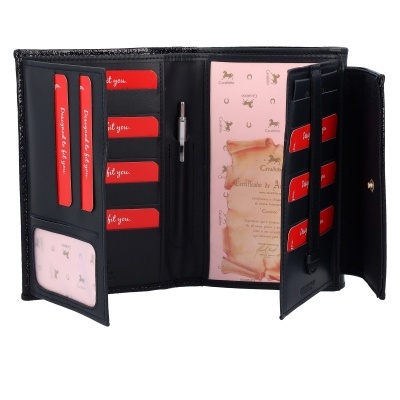 Carteira preta em pele com compartimentos para cartões vermelhos e certificado