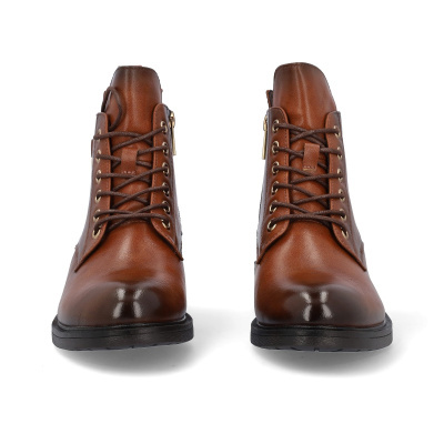 Botas masculinas castanhas em couro com atacadores castanhos