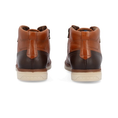 Botas castanho claro e escuro com sola branca vistas de trás em fundo branco