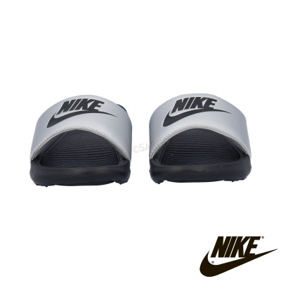 Chinelos Nike com tira branca e sola preta, logo Nike preto nas tiras