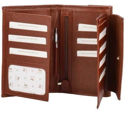 Carteira castanha em pele com múltiplos compartimentos e cartões com textos visíveis