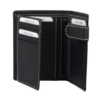 Carteira preta de couro com costuras brancas e cartões de crédito inseridos