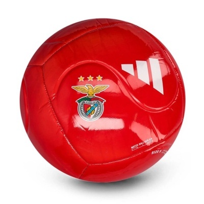 Bola de futebol vermelha com símbolo do Benfica e detalhes brancos