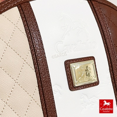 Artigo de couro bege e castanho com placa metálica Cavalinho e logo vermelho