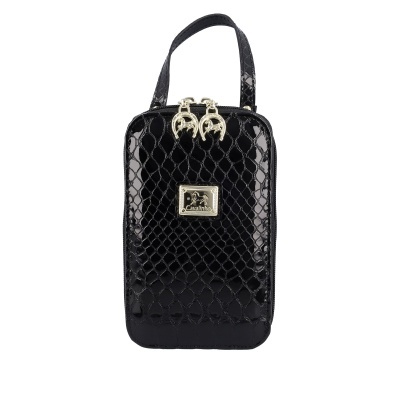 Bolsa pequena preta com padrão escamas e fecho duplo dourado